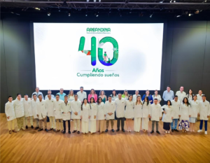 Celebrando la graduación de la primera cohorte de médicos graduados de la Fundación universitaria del Área Andina