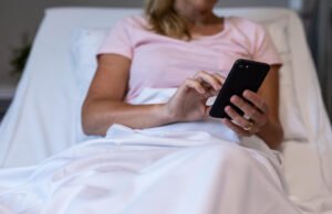 ¿Dependencia digital? El 75 por ciento de los colombianos revisa su celular antes de levantarse de la cama