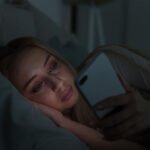 El riesgo de insomnio puede aumentar un 59 % por el uso nocturno del celular