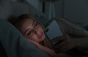 El riesgo de insomnio puede aumentar un 59 % por el uso nocturno del celular