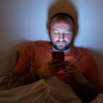 Seis hábitos que le roban sueño