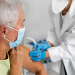 Del Covid-19 al herpes zóster: ¿Qué vacunas necesitan los adultos hoy?