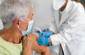 Del Covid-19 al herpes zóster: ¿Qué vacunas necesitan los adultos hoy?