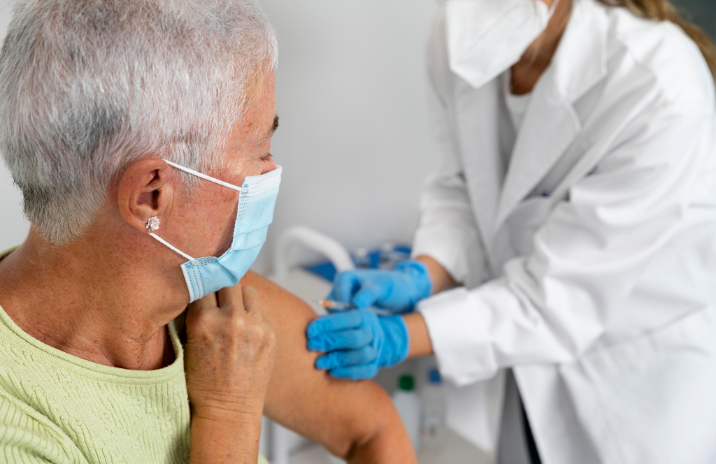 Del Covid-19 al herpes zóster: ¿Qué vacunas necesitan los adultos hoy?